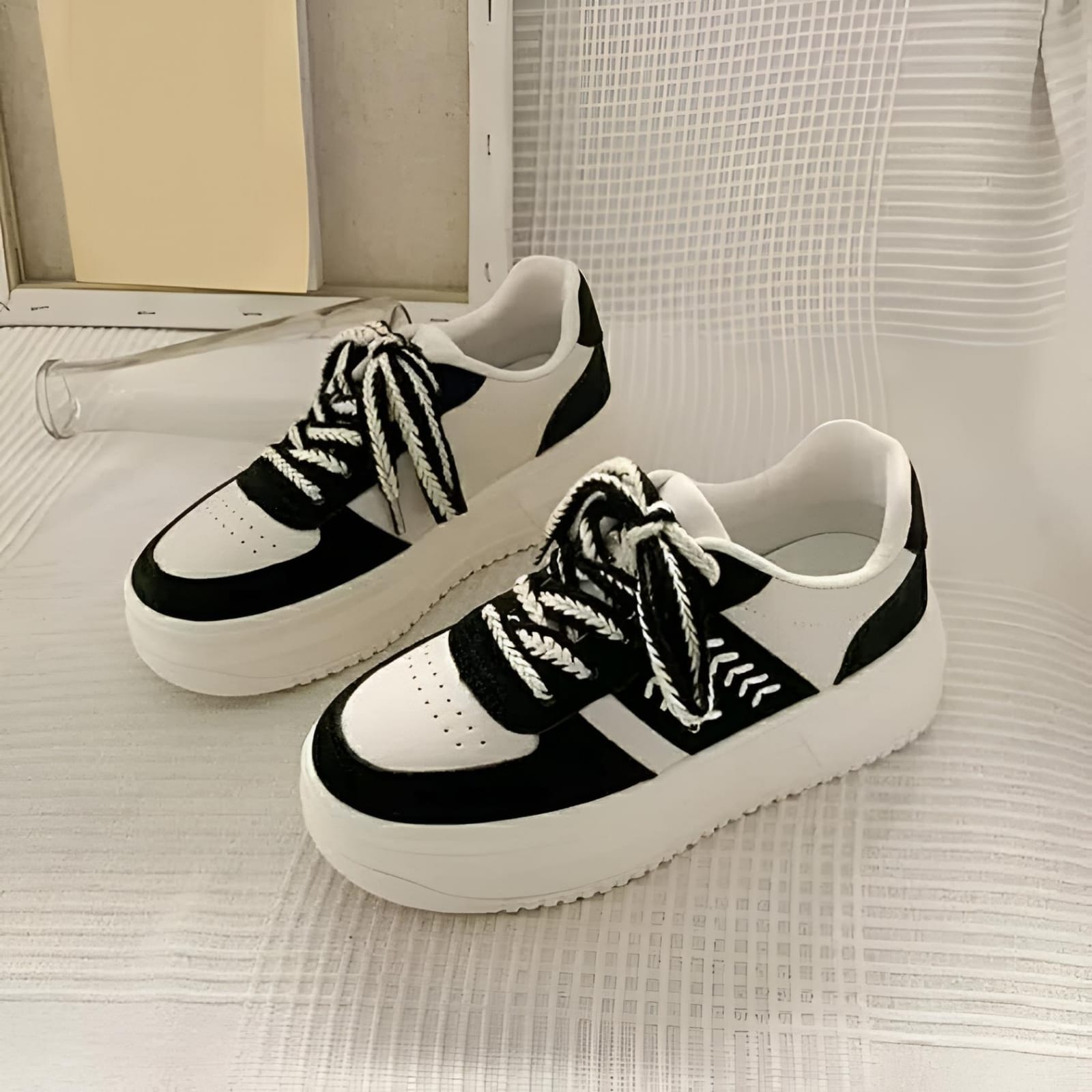 China Stylish Ladies Sneaker
